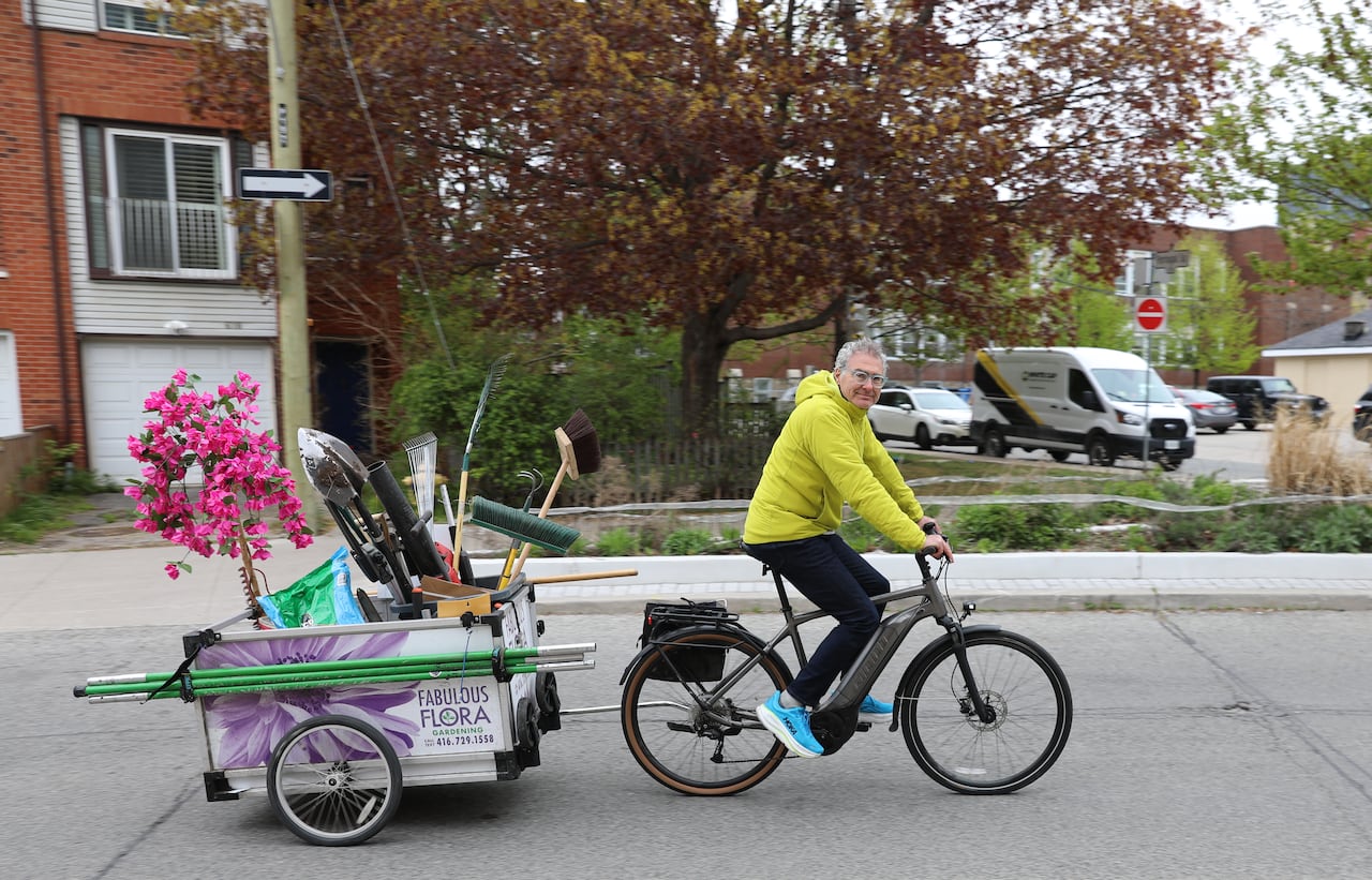 default-158 Man on e-bike pulling trailer full of gardening tools and an artificial tree